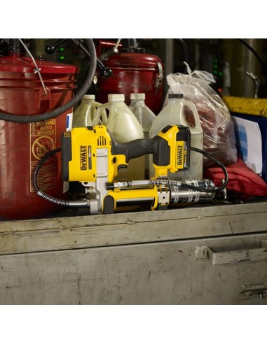 DEWALT DCGG571M 18V CORDLESS GREASE GUN